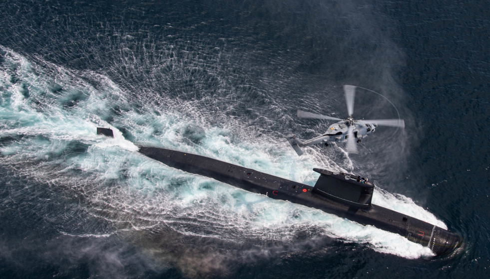 El submarino O´Higgins de la Armada de Chile entrena con helicópteros MH-60R de EEUU