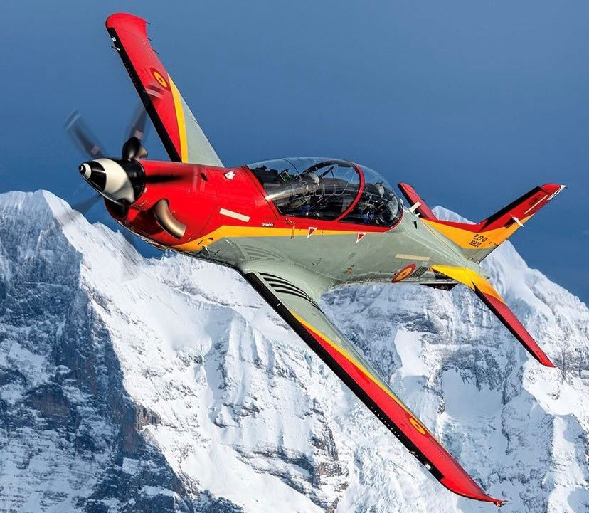 Versión española del avión entrenador PC-21 en uno de los vuelos de prueba. Foto Ejército del Aire