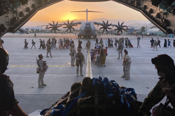 Aviones A400M españoles en el aeropuerto de Kabul. Foto: Ministerio de Defensa