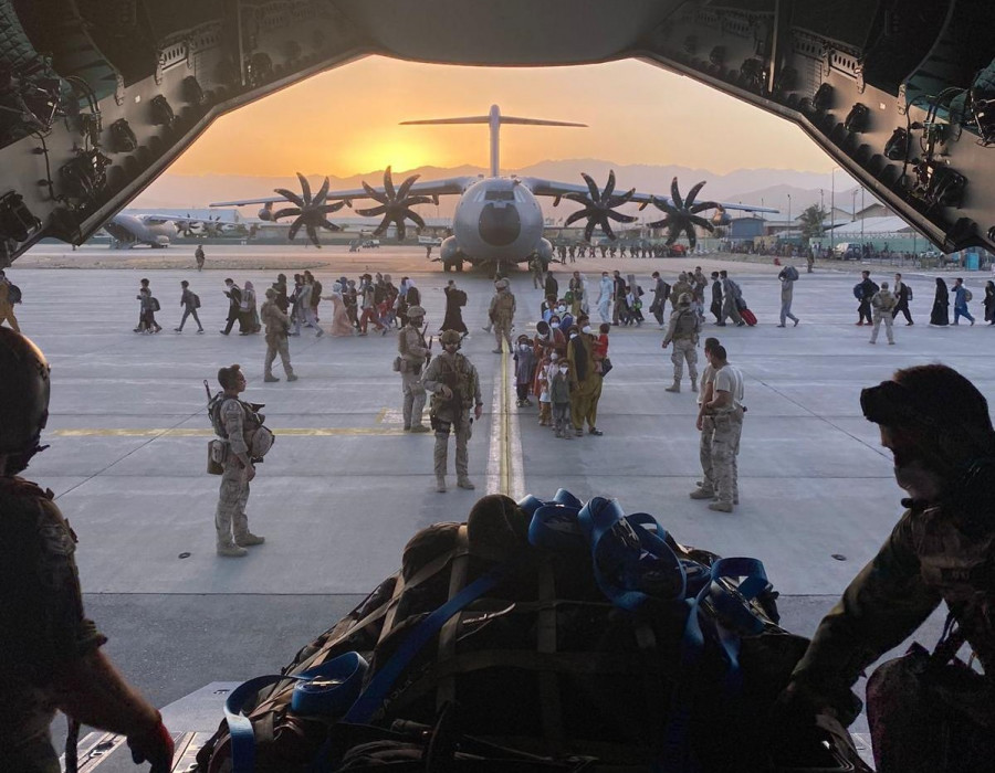 Aviones A400M españoles en el aeropuerto de Kabul. Foto: Ministerio de Defensa