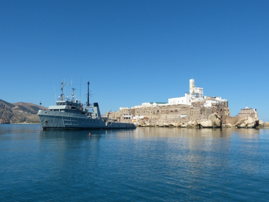 Buque auxiliar Mar Caribe en las proximidades del peñón de Alhucemas. Foto: Armada