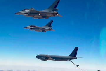 Un Boeing KC-135E reabastece a los aviones caza Lockheed Martin F-16 MLU. Foto: FACh