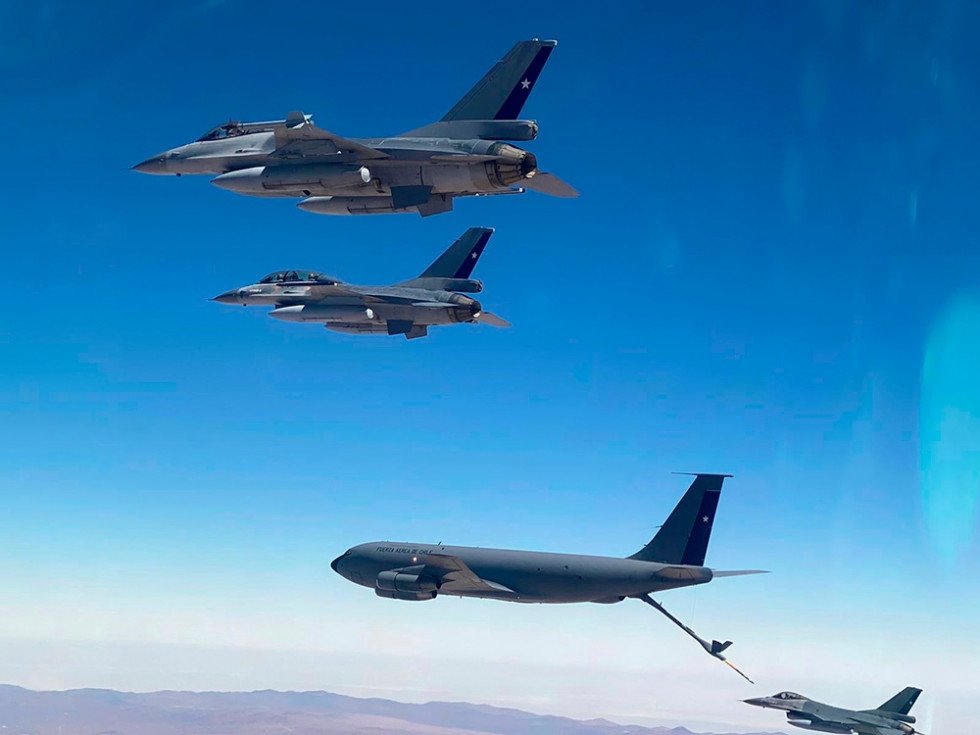 Un Boeing KC-135E reabastece a los aviones caza Lockheed Martin F-16 MLU. Foto: FACh