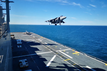 Despegue de un caza Harrier de la cubierta del LHD Juan Carlos I. Foto: Armada