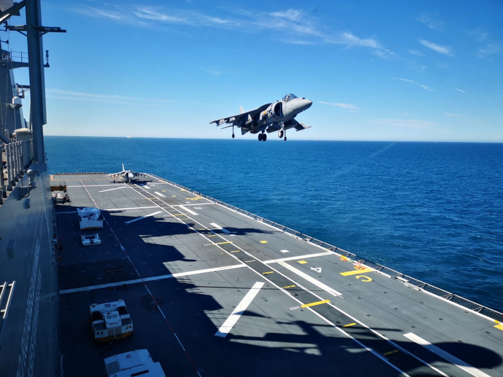 Despegue de un caza Harrier de la cubierta del LHD Juan Carlos I. Foto: Armada