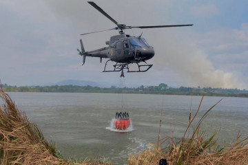 AS350 Ecuatoriano con el sistema Bambi Bucket. Foto Ejército del ecuador