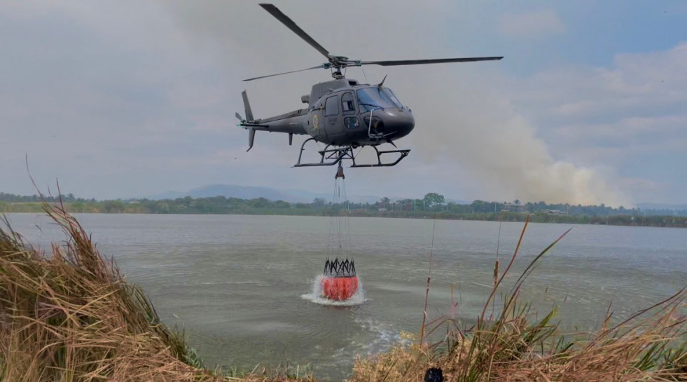 AS350 Ecuatoriano con el sistema Bambi Bucket. Foto Ejército del ecuador