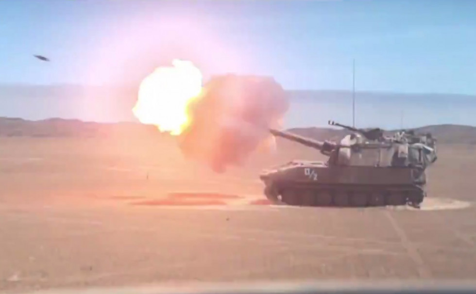 El Grupo Miraflores del Ejército de Chile entrena tiro diurno y nocturno con los M-109